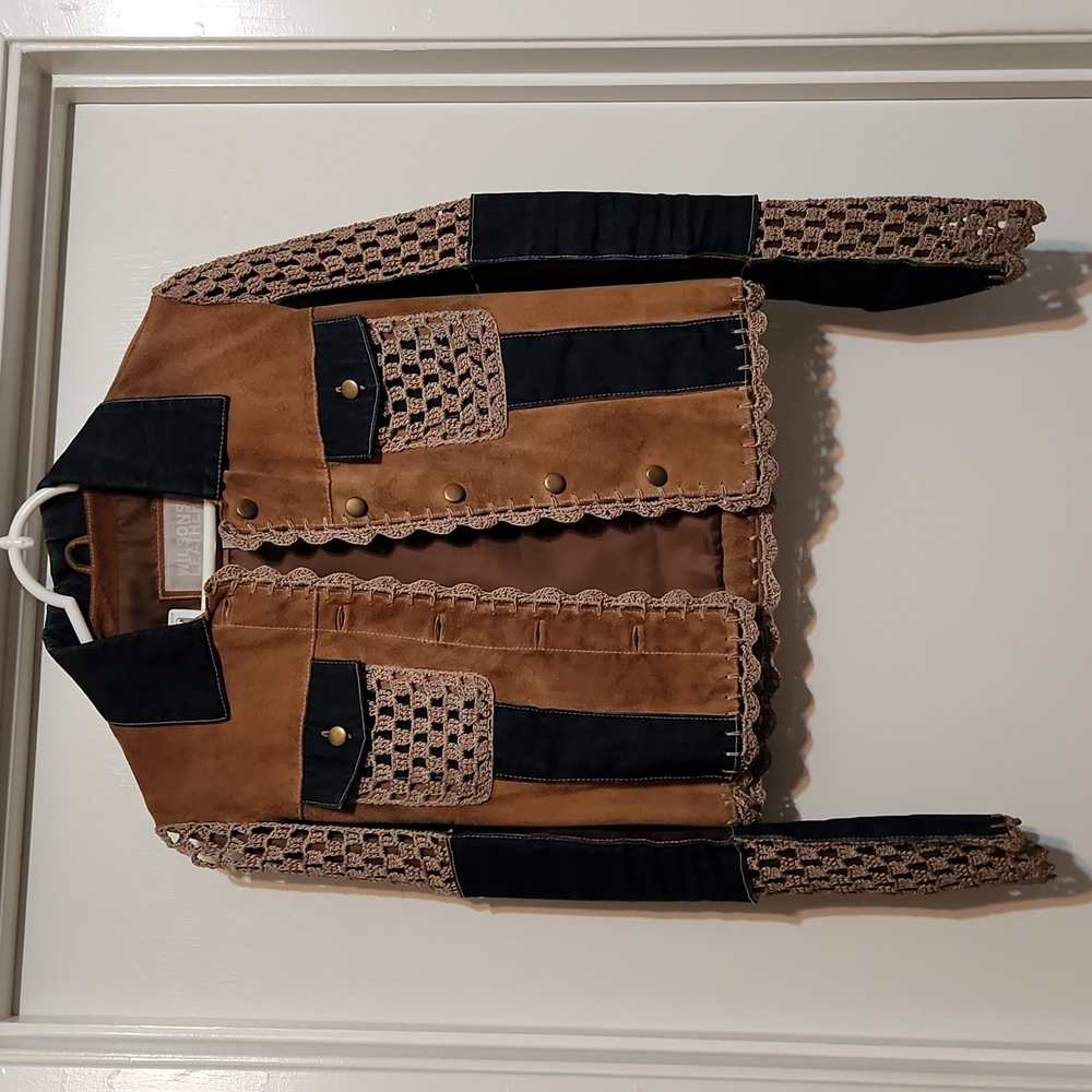 Wilson's leather, Maxima, size small. 100% Leather with jean and knit detail.